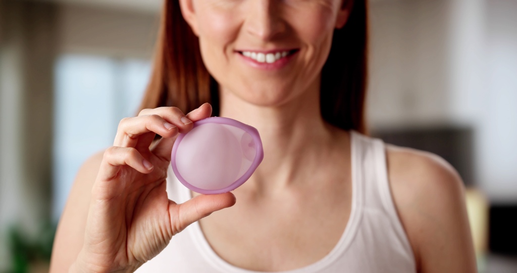 caya diaphragma in hand