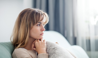 junge frau nachdenklich